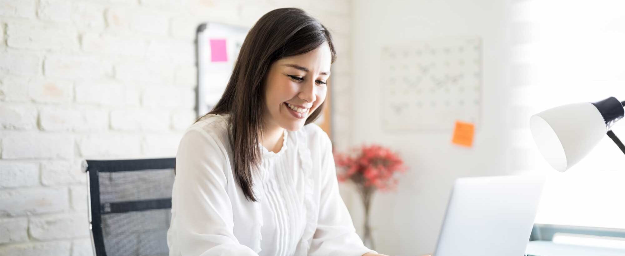 Woman looks for an egg donor information on Arizona Reproductive Medicine Specialists website